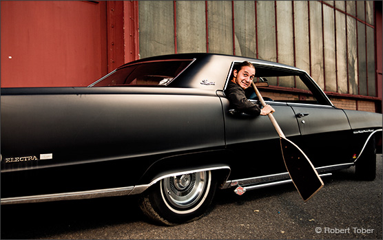 Wolfgang Olf paddelt in seinem mattschwarzem Buick Electra nach einem Fotoshooting. © Robert Tober Photography